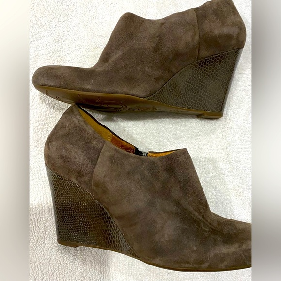 Clarks Shoes - Women’s Clark’s Artisan Brown Leather Zip Ankle Boot Bootie Wedge Heel Shoes 7 M